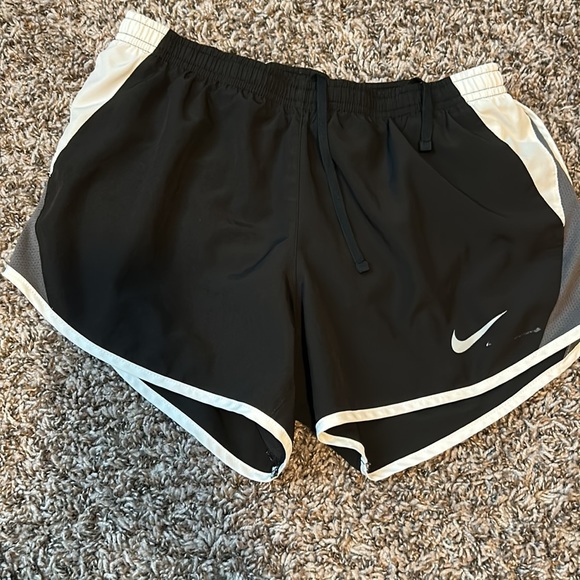 Small Nike shorts - Picture 3 of 4